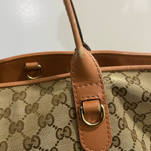 Gucci tote ❤️- signs of wear is visible on the straps and also on the 4 corners - Picture 16 of 17